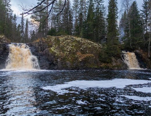 Kaksi vesiputousta vierekkäin.