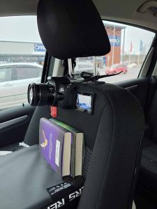 Kamera sidottuna auton penkkiin.